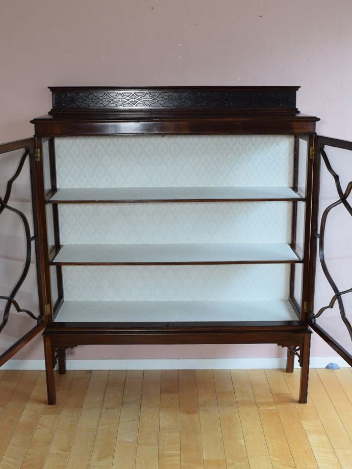 ガラスキャビネットの扉の中