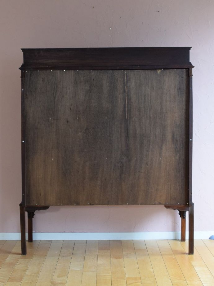 キャビネットの後ろ姿