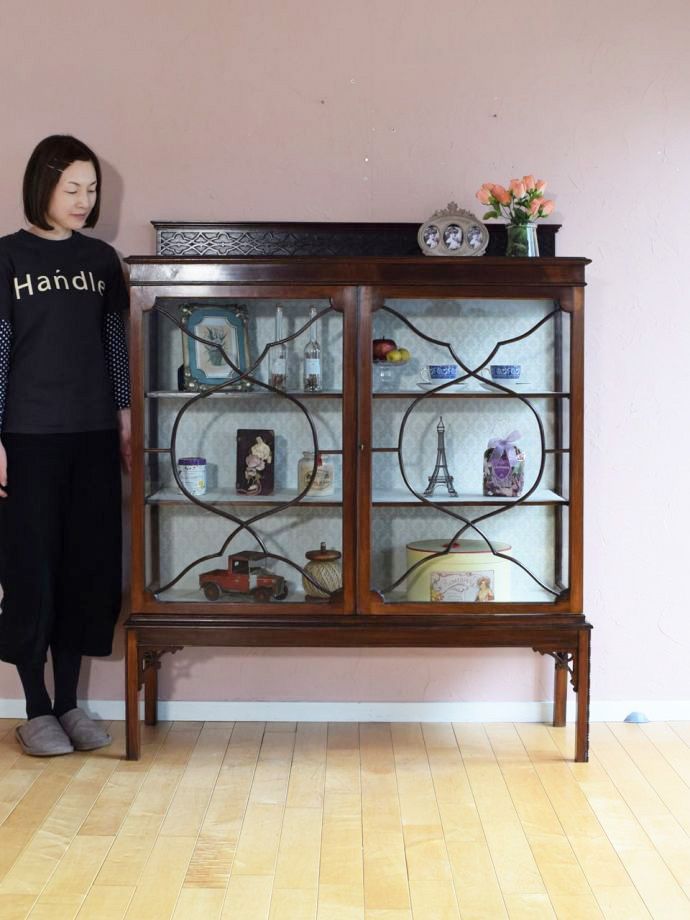 英国アンティークのガラスキャビネット