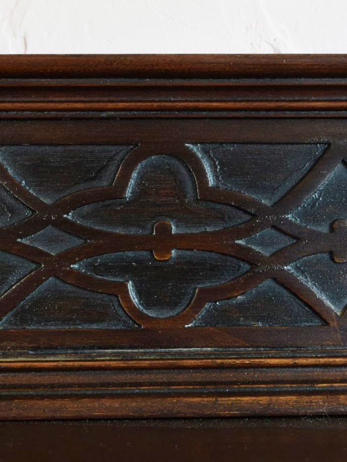 英国アンティーク家具らしい装飾