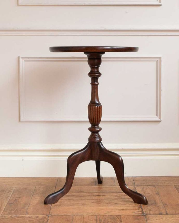 アンティークテーブルの側面