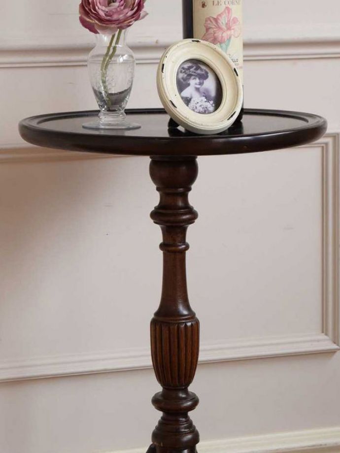 英国スタイルのアンティークテーブル