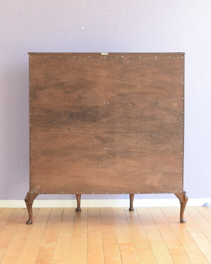 キャビネットの後ろ姿