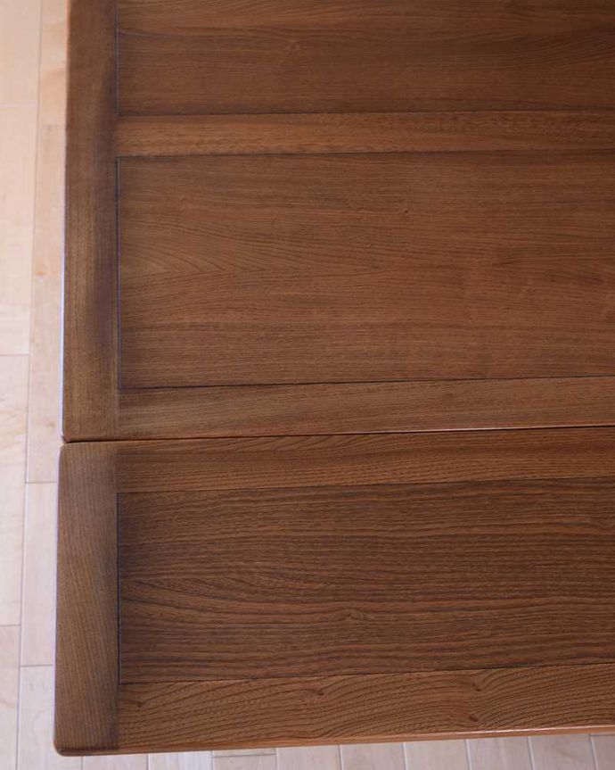 アーコールの家具 アンティーク家具 英国アーコール社が造った、アンティークのダイニングテーブル。シンプルな木目がカッコイイ天板を近くで見てみるとこんな感じ。(k-2712-f)