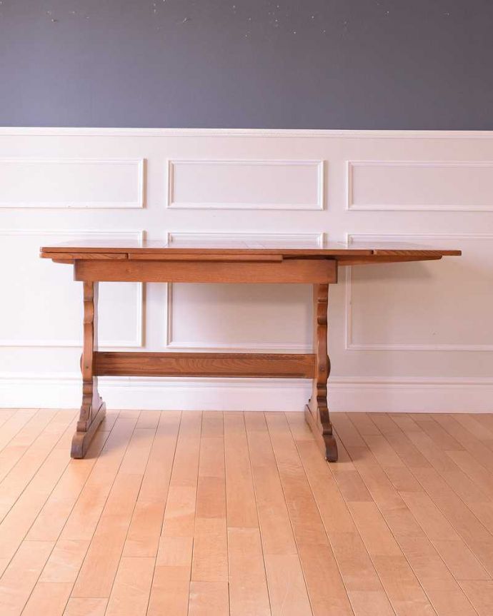 アーコールの家具 アンティーク家具 英国アーコール社が造った、アンティークのダイニングテーブル。片方だけ開いても・・・人数に合わせて、3タイプで大きさを選べるので、片方だけ開くと、こんな感じです。(k-2712-f)