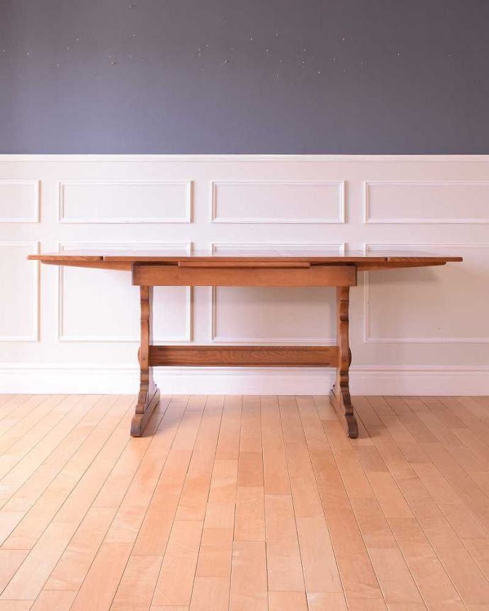 アーコールの家具 アンティーク家具 英国アーコール社が造った、アンティークのダイニングテーブル。両方開くとかなり大きなサイズ!フランスサイズなので、両方開くとかなり大きなダイニング。(k-2712-f)