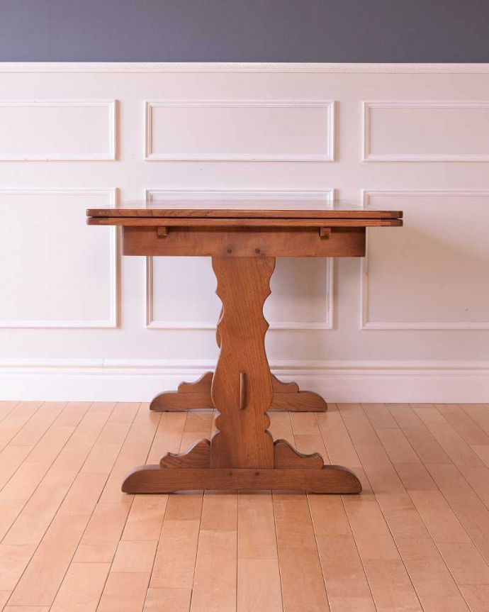 アーコールの家具 アンティーク家具 英国アーコール社が造った、アンティークのダイニングテーブル。こちら側から見ても・・・360度、どこから見てもスッキリとしてキレイです。(k-2712-f)