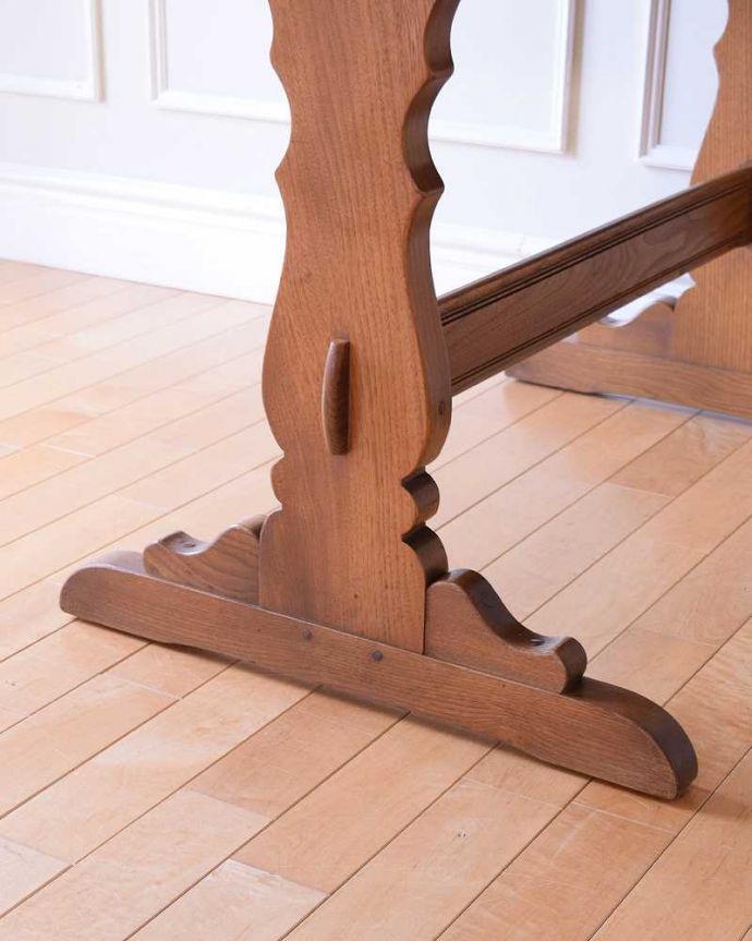 アーコールの家具 アンティーク家具 英国アーコール社が造った、アンティークのダイニングテーブル。持ち上げなくても移動できます!Handleのアンティークは、脚の裏にフェルトキーパーをお付けしていますので、持ち上げなくても床を滑らせて移動させることが出来ます。(k-2712-f)