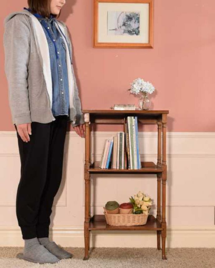 アンティークのキャビネット アンティーク家具 マホガニーの美しさが漂う英国アンティークの家具、オープンシェルフ(本棚)。お気に入りを飾りながらオシャレに収納好きな雑貨や本、写真やおもちゃなどをなんでも置くだけで不思議とオシャレになっちゃいますよ。(k-2713-f)