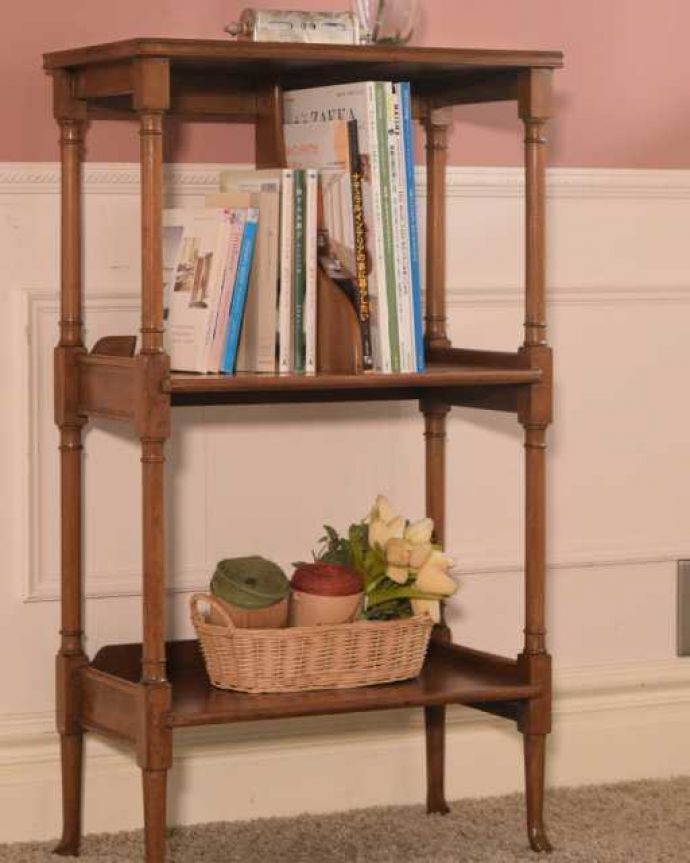 アンティークのキャビネット アンティーク家具 マホガニーの美しさが漂う英国アンティークの家具、オープンシェルフ(本棚)。隙間収納にもおすすめです。(k-2713-f)