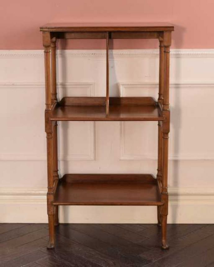 アンティークのキャビネット アンティーク家具 マホガニーの美しさが漂う英国アンティークの家具、オープンシェルフ(本棚)。色んな場所で大活躍リビング収納としてや、寝室や書斎の本棚として・・色んな場所でお使いいただけます。(k-2713-f)