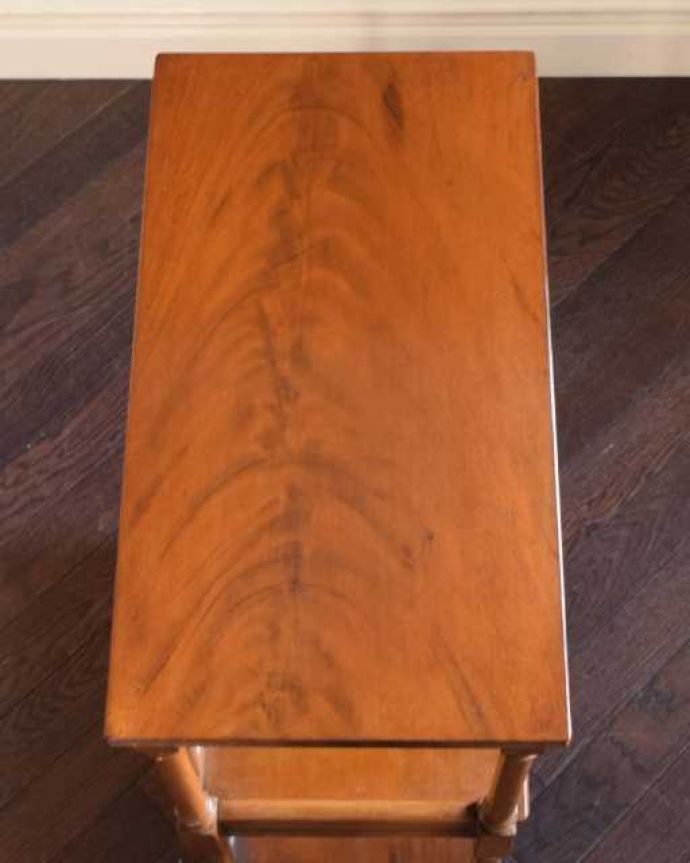 アンティークのキャビネット アンティーク家具 マホガニーの美しさが漂う英国アンティークの家具、オープンシェルフ(本棚)。天板もキレイに仕上げました。(k-2713-f)