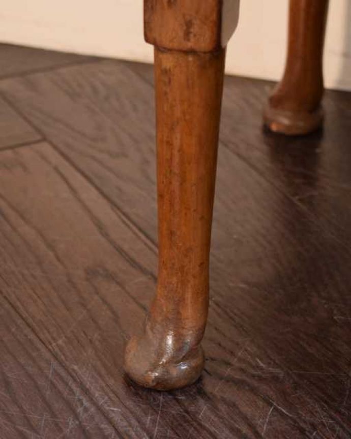 アンティークのキャビネット アンティーク家具 マホガニーの美しさが漂う英国アンティークの家具、オープンシェルフ(本棚)。女性1人でラクラク運べちゃう仕掛けHandleのアンティークは、脚の裏にフェルトキーパーをお付けしています。(k-2713-f)