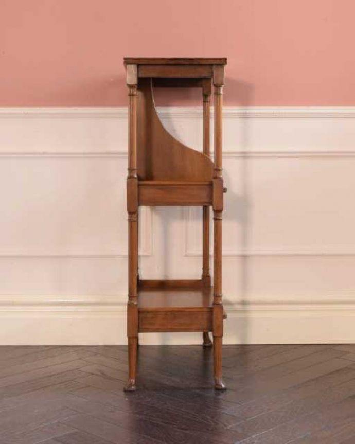 アンティークのキャビネット アンティーク家具 マホガニーの美しさが漂う英国アンティークの家具、オープンシェルフ(本棚)。横から見ても素敵なんですしっかりお直ししてありますので、長くお使いいただけます。(k-2713-f)