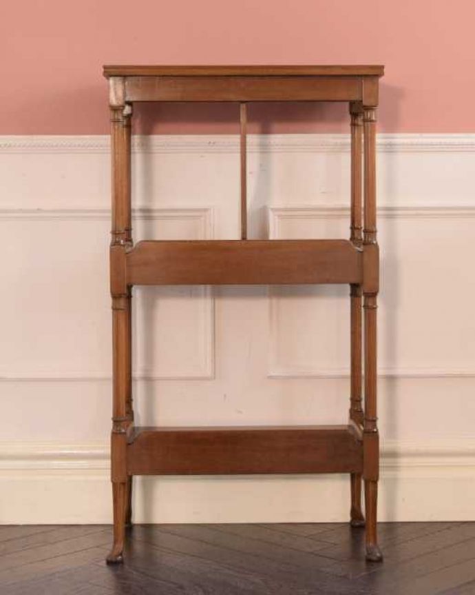 アンティークのキャビネット アンティーク家具 マホガニーの美しさが漂う英国アンティークの家具、オープンシェルフ(本棚)。キレイに修復しました!アンティークは新品ではないので、もちろん経年変化によるキズはありますが、専門の職人がキレイにお直しをしているので、後ろ姿までキレイです。(k-2713-f)