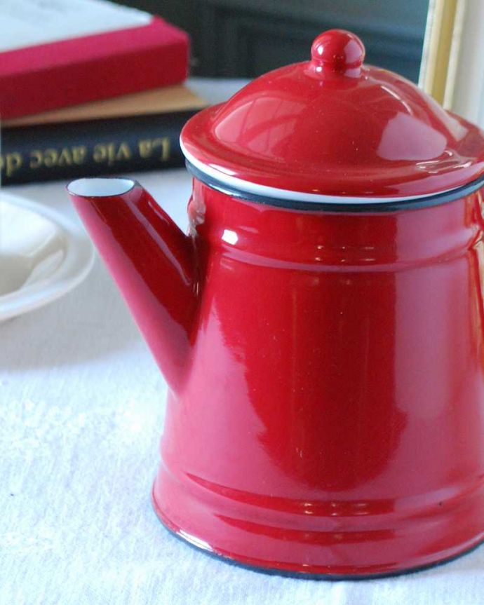 アンティーク 陶磁器の雑貨　アンティーク雑貨　可愛いキッチンアイテム、ホウロウ製の赤いアンティークポット。オシャレなキッチンアイテム毎日の料理の時間を楽しくさせてくれるオシャレなキッチンアイテムです。(k-2713-z)