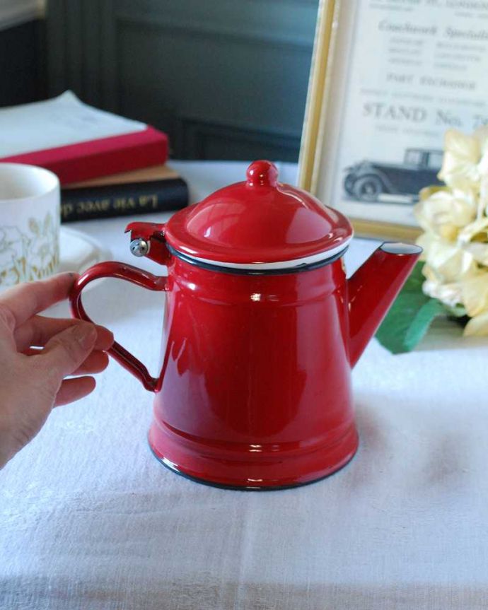 アンティーク 陶磁器の雑貨　アンティーク雑貨　可愛いキッチンアイテム、ホウロウ製の赤いアンティークポット。置いておくだけでオシャレなデザインレトロでオシャレなデザインはインテリアとしてもおススメです。(k-2713-z)