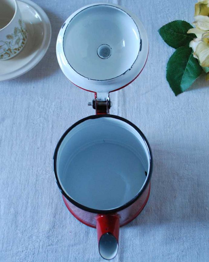 アンティーク 陶磁器の雑貨　アンティーク雑貨　可愛いキッチンアイテム、ホウロウ製の赤いアンティークポット。上から見るとこんな感じです状態のいいものだけを選んでいますが、アンティークなのでキズや欠けがある場合があります。(k-2713-z)