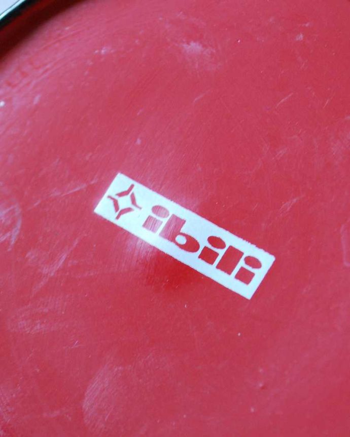 アンティーク 陶磁器の雑貨　アンティーク雑貨　可愛いキッチンアイテム、ホウロウ製の赤いアンティークポット。裏側を見ると…裏にはかわいいマークが入っていました。(k-2713-z)