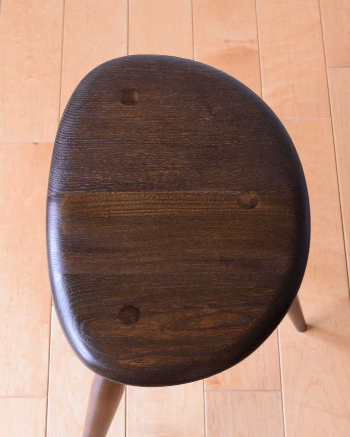 アーコールの家具　アンティーク家具　アーコールのビンテージ家具、使いやすいサイズのサイドテーブル。上から見るとこんな形Handleのヴィンテージ家具はアンティーク専門の職人が塗装を剥離後に再塗装をしているので安心度が違います。(k-2714-f)