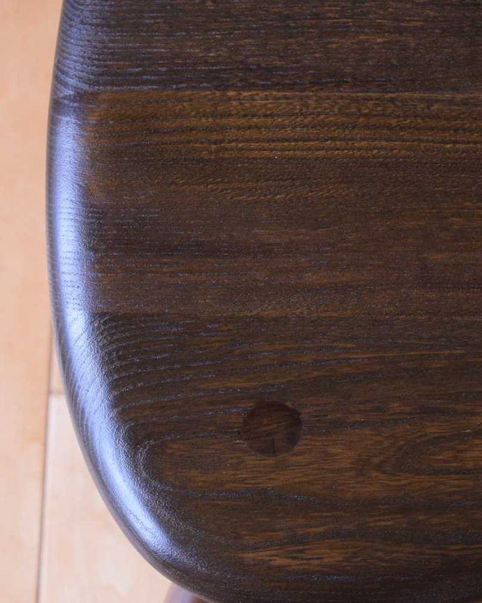 アーコールの家具　アンティーク家具　アーコールのビンテージ家具、使いやすいサイズのサイドテーブル。アーコールらしさのヒミツ優しく角がとってあるテーブル。(k-2714-f)