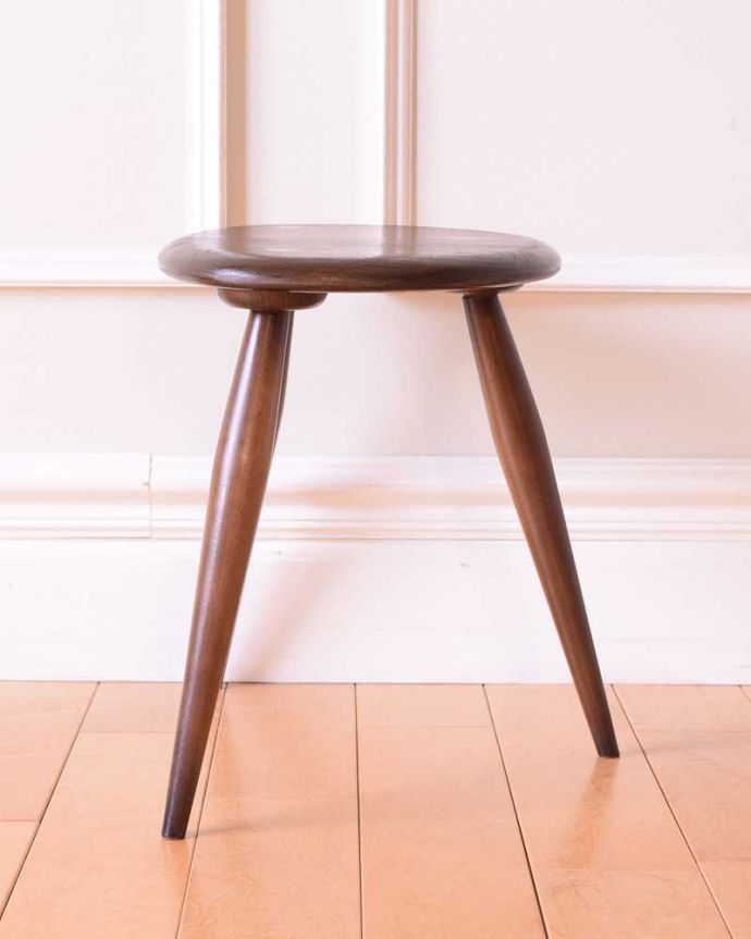 アーコールの家具　アンティーク家具　アーコールのビンテージ家具、使いやすいサイズのサイドテーブル。こっち側もキレイです！ヴィンテージなので経年変化によるキズはありますが、専門の職人がしっかり修復したので360度ど子から見てもキレイです。(k-2714-f)