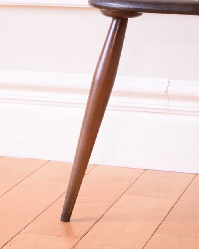 アーコールの家具　アンティーク家具　アーコールのビンテージ家具、使いやすいサイズのサイドテーブル。引きずっても大丈夫アーコールは軽いので簡単に持ち運び出来ますが、Handleのアンティークの脚の裏にはフェルトキーパーをお付けしていますので、床を滑らせても移動が出来ます。(k-2714-f)