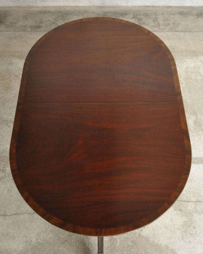 アンティークのテーブル　アンティーク家具　英国アンティークの伸長式テーブル、美しいトライポッド脚のダイニングテーブル。上から見るとこんな形天板を足す前はこんな形です。(k-2715-f)