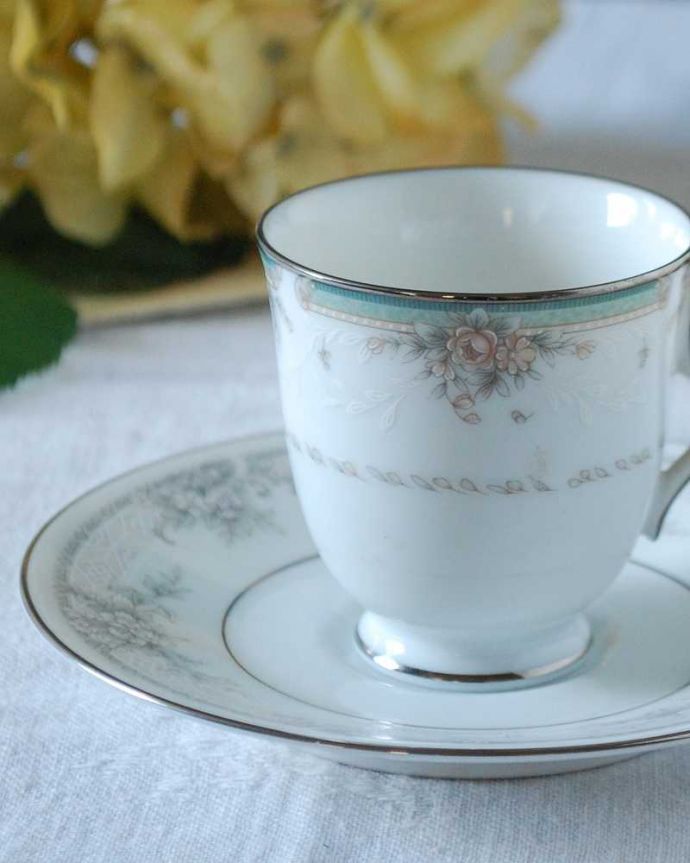 アンティーク 陶磁器の雑貨　アンティーク雑貨　優しいブルーのお花模様がキレイなノリタケのアンティークカップ＆ソーサー（NOBLE/ノーブル）。飾って使って楽しむ小さなアンティークアンティークでしか手に入れることが出来ない美しい模様のカップ＆ソーサー。(k-2715-z)