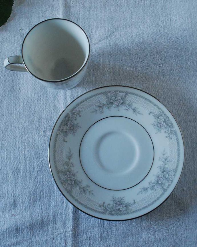 アンティーク 陶磁器の雑貨　アンティーク雑貨　優しいブルーのお花模様がキレイなノリタケのアンティークカップ＆ソーサー（NOBLE/ノーブル）。上から見るとこんな感じです状態のいいものだけを選んでいますが、アンティークなのでキズや欠けがある場合があります。(k-2715-z)