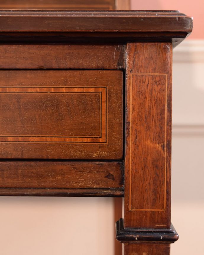 英国アンティーク家具らしい装飾