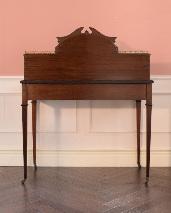 アンティークデスクの後ろ姿