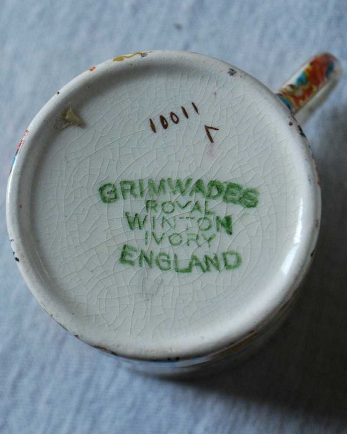 アンティーク 陶磁器の雑貨 アンティーク雑貨 鮮やかに描かれた鳥とお花が美しいアンティークカップ&ソーサー。裏側には品質の証製造メーカー保証の意味がこもった窯印、ポーセリンマークがあります。(k-2716-z)