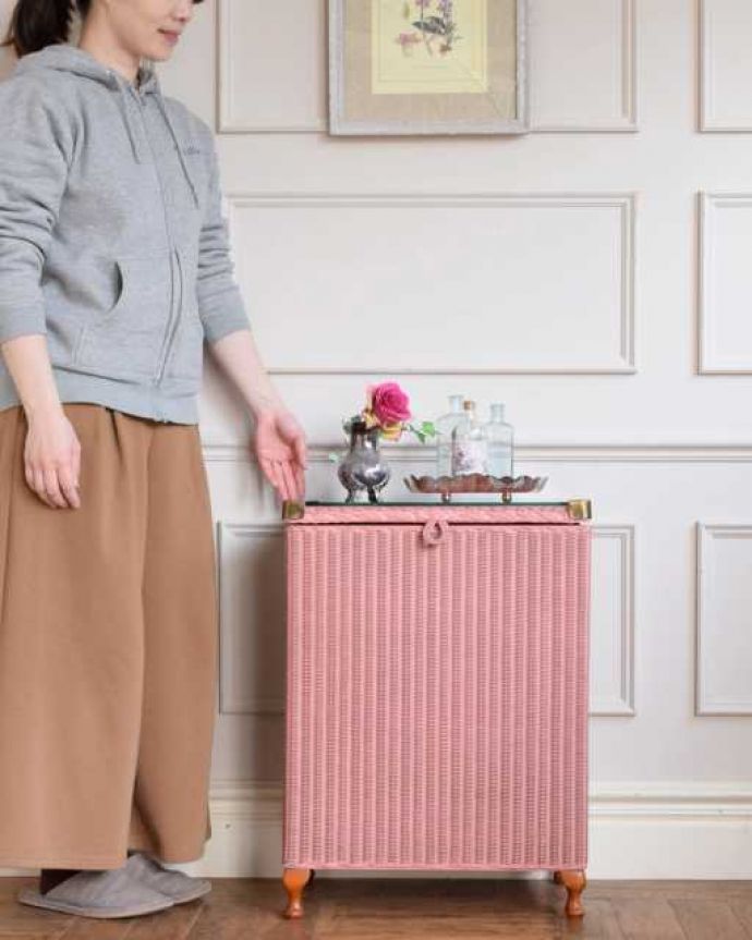 アンティーク｜ロイドルーム　アンティーク家具　色もデザインもめずらしいアンティークロイドルームのランドリーボックス。実は紙で作られた丈夫なボックスパッと見た目は籐に見えるロイドルームボックス。(k-2718-f)