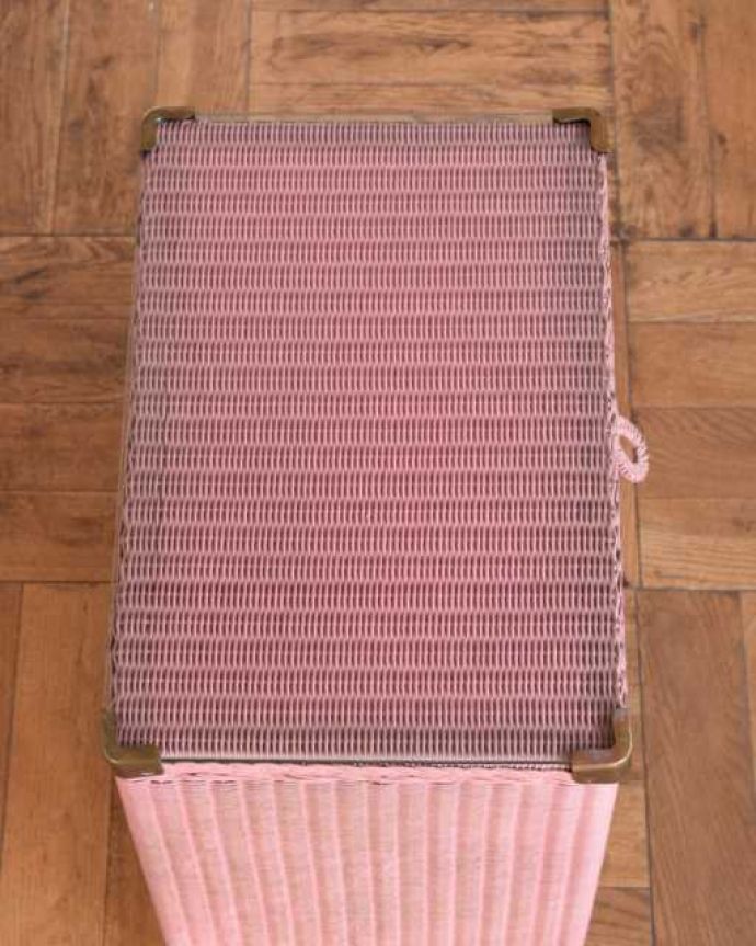 アンティーク｜ロイドルーム　アンティーク家具　色もデザインもめずらしいアンティークロイドルームのランドリーボックス。天板も使えます天板にものを乗せて使うことも出来ます。(k-2718-f)