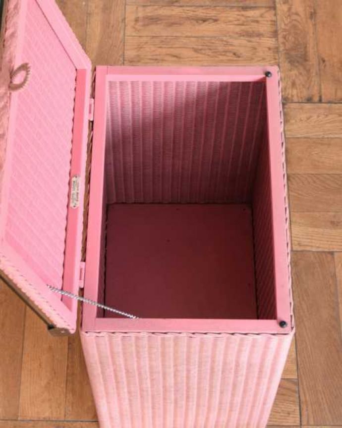 アンティーク｜ロイドルーム　アンティーク家具　色もデザインもめずらしいアンティークロイドルームのランドリーボックス。フタを開くと･･･中はとってもキレイに仕上げたので、リビングで散らかっている本やクッションブランケットはもちろん、ゴミ箱としても使えます。(k-2718-f)