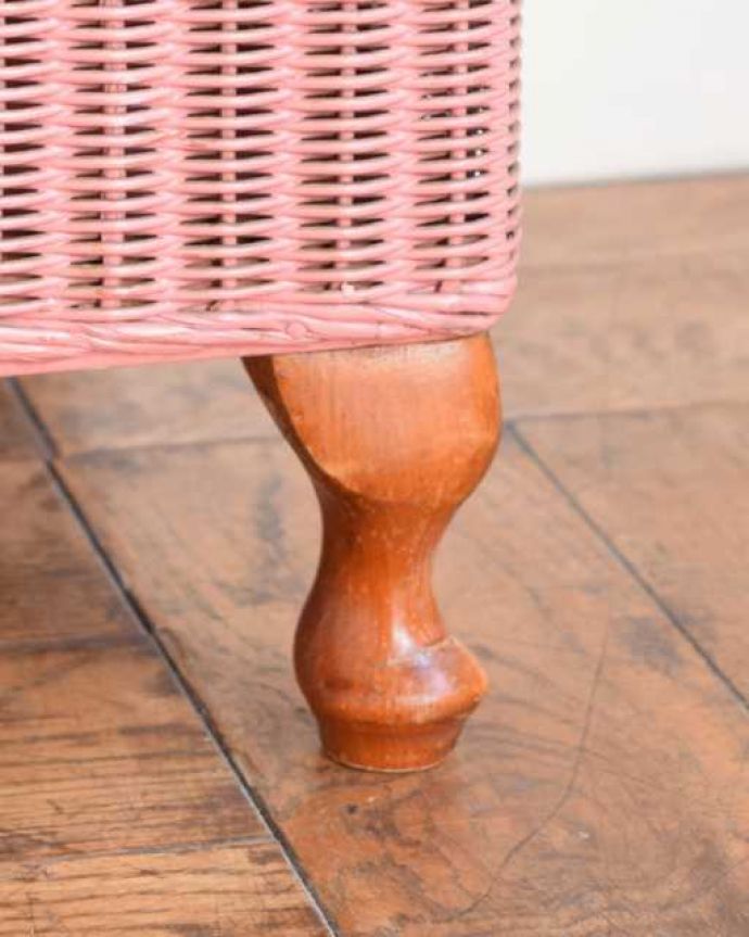 アンティーク｜ロイドルーム　アンティーク家具　色もデザインもめずらしいアンティークロイドルームのランドリーボックス。持ち上げなくても移動ラクラクHandleのアンティーク家具の足の裏にはフェルトキーパーをお付けしているので床を滑らせて移動できます。(k-2718-f)