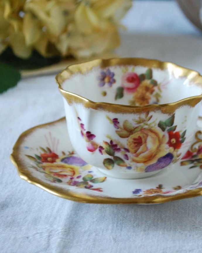 アンティーク 陶磁器の雑貨　アンティーク雑貨　クラシックな薔薇が美しいアンティークのカップ＆ソーサー 。飾って使って楽しむ小さなアンティークアンティークでしか手に入れることが出来ない美しい模様のカップ＆ソーサー。(k-2718-z)
