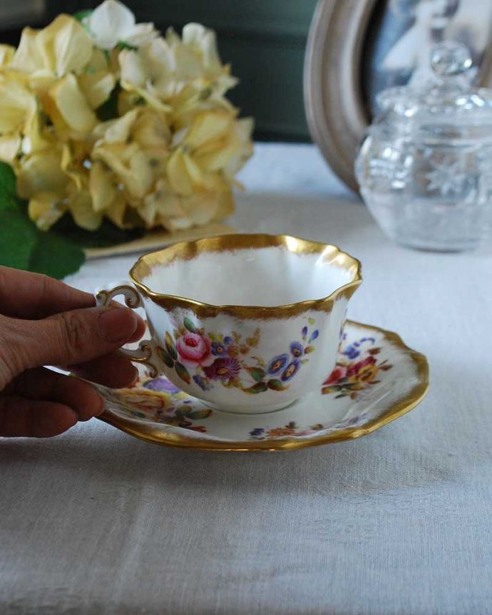 アンティーク 陶磁器の雑貨　アンティーク雑貨　クラシックな薔薇が美しいアンティークのカップ＆ソーサー 。お茶の時間をもっと優雅に･･･眺めているだけじゃもったいないので、実用的に使って下さい。(k-2718-z)