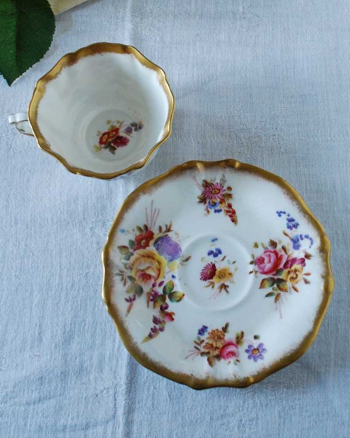 アンティーク 陶磁器の雑貨　アンティーク雑貨　クラシックな薔薇が美しいアンティークのカップ＆ソーサー 。上から見るとこんな感じです状態のいいものだけを選んでいますが、アンティークなのでキズや欠けがある場合があります。(k-2718-z)
