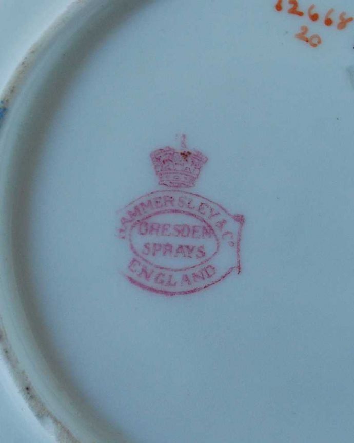 アンティーク 陶磁器の雑貨　アンティーク雑貨　クラシックな薔薇が美しいアンティークのカップ＆ソーサー 。裏側には品質の証製造メーカー保証の意味がこもった窯印、ポーセリンマークがあります。(k-2718-z)