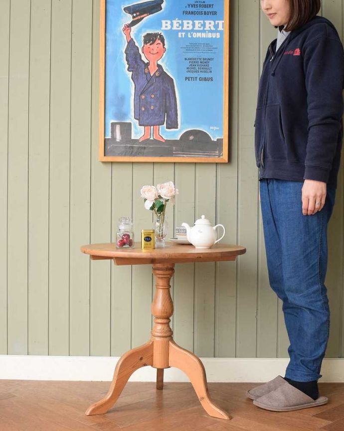 アンティークのテーブル　アンティーク家具　ナチュラルな雰囲気漂う、アンティークの家具、ティーテーブル。大きめサイズで使いやすいラウンドテーブルいろんな場所で便利に使えます。(k-2719-f)