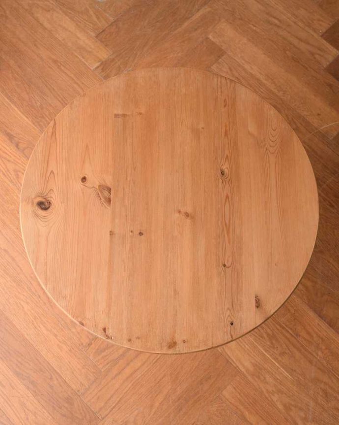 アンティークのテーブル　アンティーク家具　ナチュラルな雰囲気漂う、アンティークの家具、ティーテーブル。天板を上から見ると･･･天板は毎日使う場所だから、しっかり修復しました。(k-2719-f)