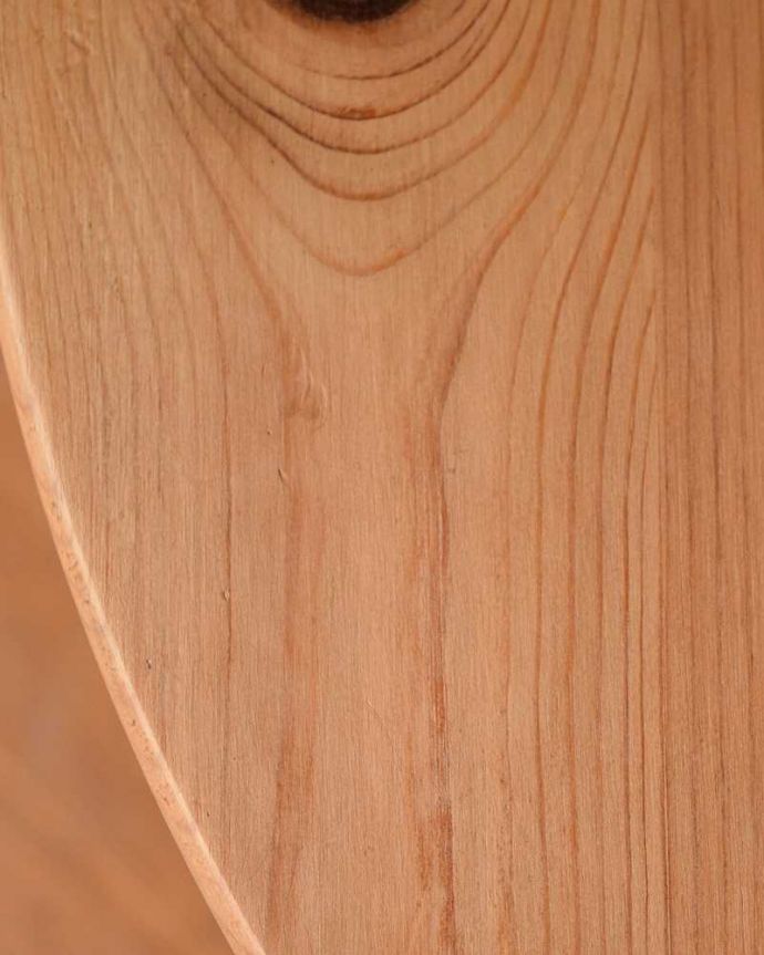 アンティークのテーブル　アンティーク家具　ナチュラルな雰囲気漂う、アンティークの家具、ティーテーブル。近づいてみると…木目もキレイな天板。(k-2719-f)