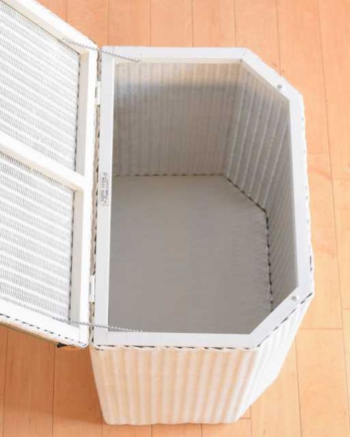 アンティーク｜ロイドルーム　アンティーク家具　アンティークのロイドルーム、便利に使えるランドリーボックス。フタを開くと･･･中はとってもキレイに仕上げたので、リビングで散らかっている本やクッションブランケットはもちろん、ゴミ箱としても使えます。(k-2720-f)