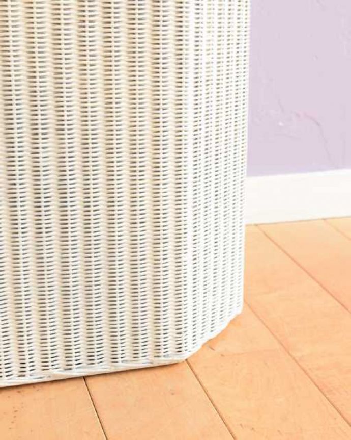 アンティーク｜ロイドルーム　アンティーク家具　アンティークのロイドルーム、便利に使えるランドリーボックス。持ち上げなくても移動ラクラクHandleのアンティーク家具の足の裏にはフェルトキーパーをお付けしているので床を滑らせて移動できます。(k-2720-f)