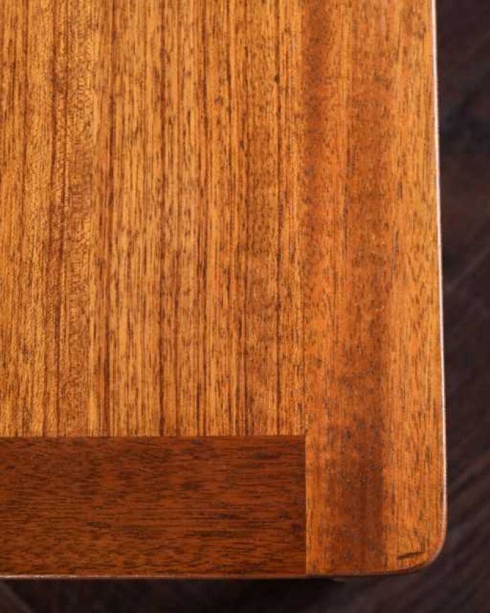 G-PLAN(Gプラン) アンティーク家具 北欧スタイルのビンテージ家具、G-planの人気シリーズTola&Blackのコーヒーテーブル。近づいて見てみると・・・天板を近くで見て下さい。(k-2721-f)