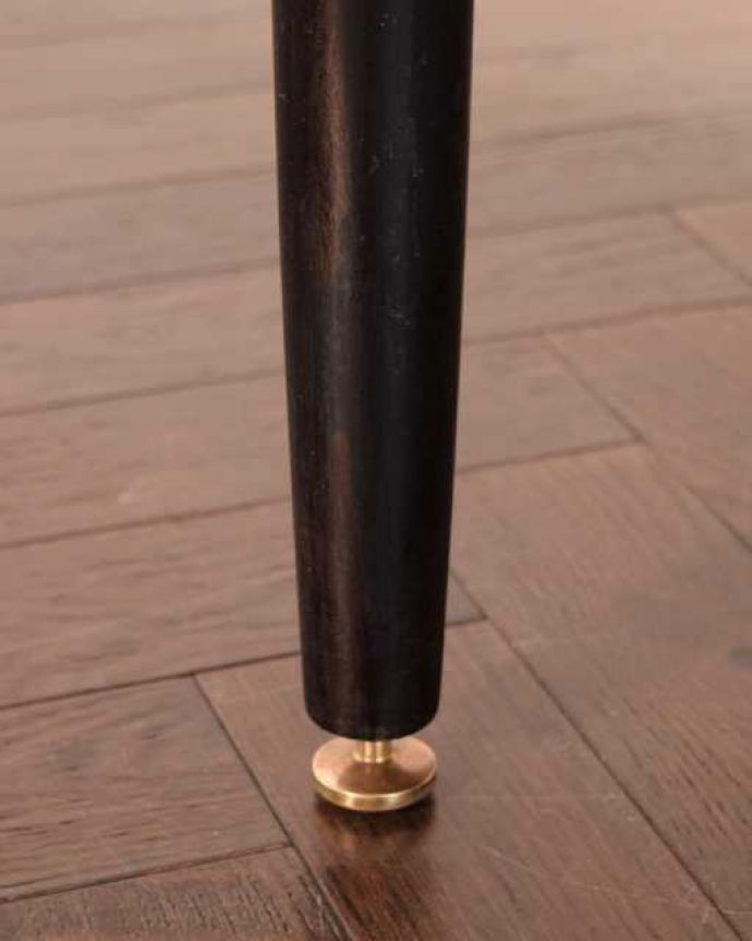 G-PLAN(Gプラン) アンティーク家具 北欧スタイルのビンテージ家具、G-planの人気シリーズTola&Blackのコーヒーテーブル。持ち上げなくても移動できます!Handleのアンティークは、脚の裏にフェルトキーパーをお付けしていますので、床を滑らせてれば移動が簡単です。(k-2721-f)