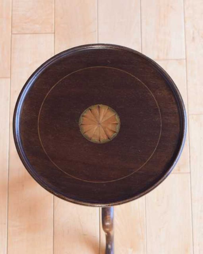 アンティークのテーブル　アンティーク家具　アンティークのテーブル、どこでも使える小ぶりなワインテーブル。天板を上から見ると･･･天板はこんな感じで、ちょっとしたものを乗せて使うのに便利なサイズです。(k-2722-f)