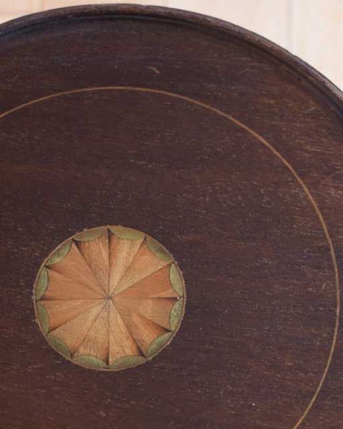 アンティークのテーブル　アンティーク家具　アンティークのテーブル、どこでも使える小ぶりなワインテーブル。近づいて見てみると･･･天板の周りもアンティークらしく美しいデザイン。(k-2722-f)